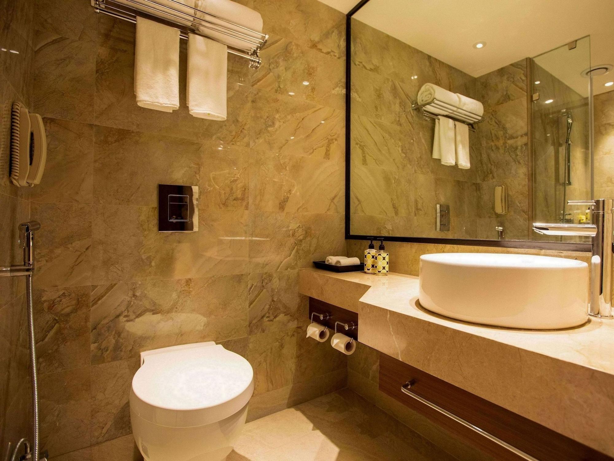 Lemon Tree Premier City Center Пюн Екстериор снимка