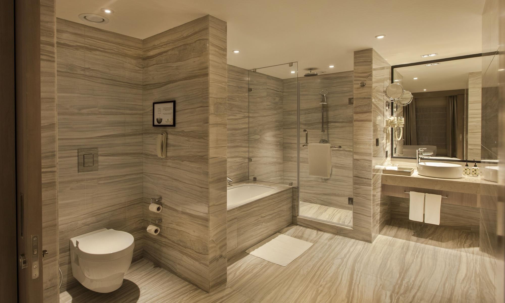 Lemon Tree Premier City Center Пюн Екстериор снимка