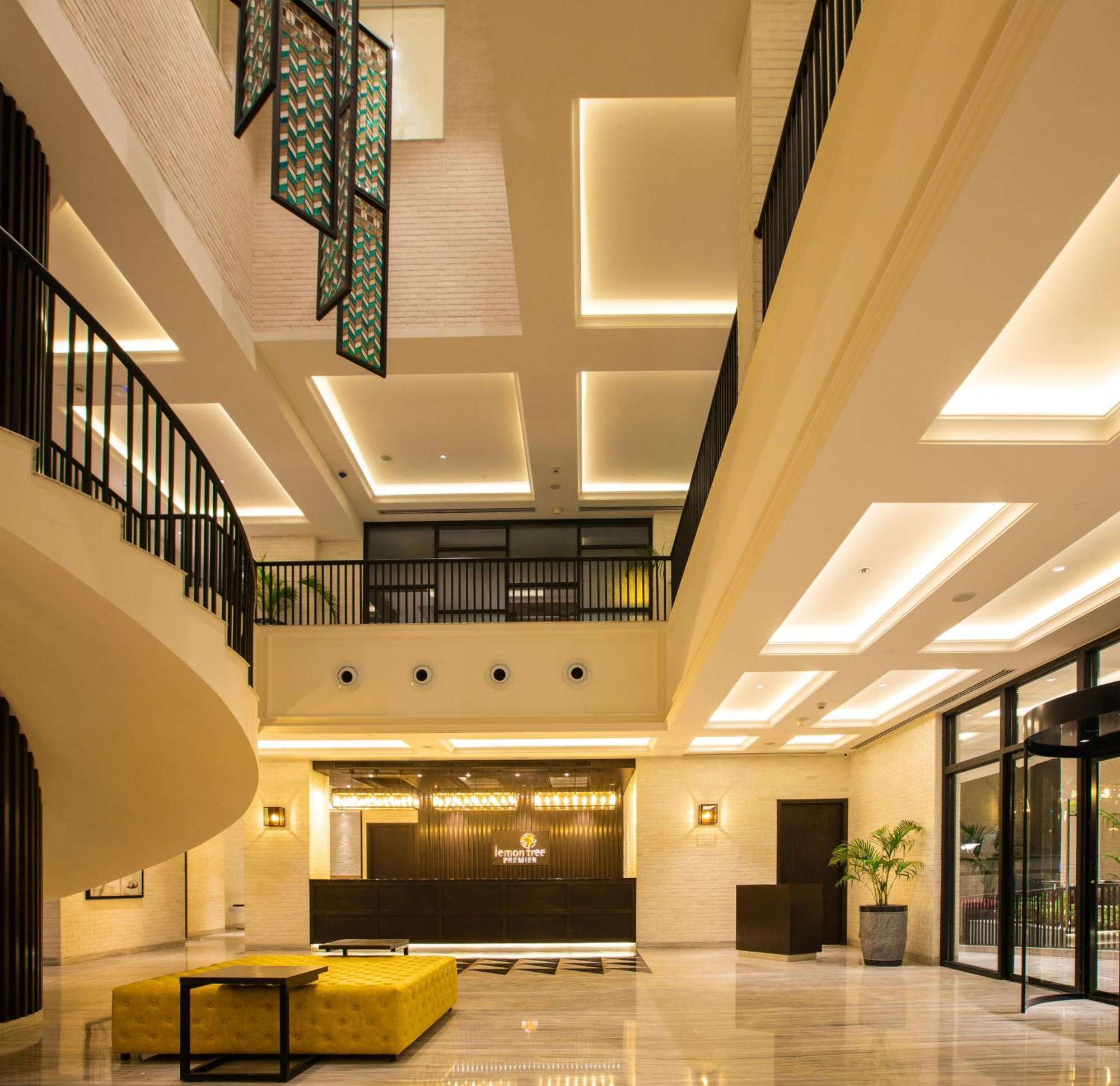 Lemon Tree Premier City Center Пюн Екстериор снимка