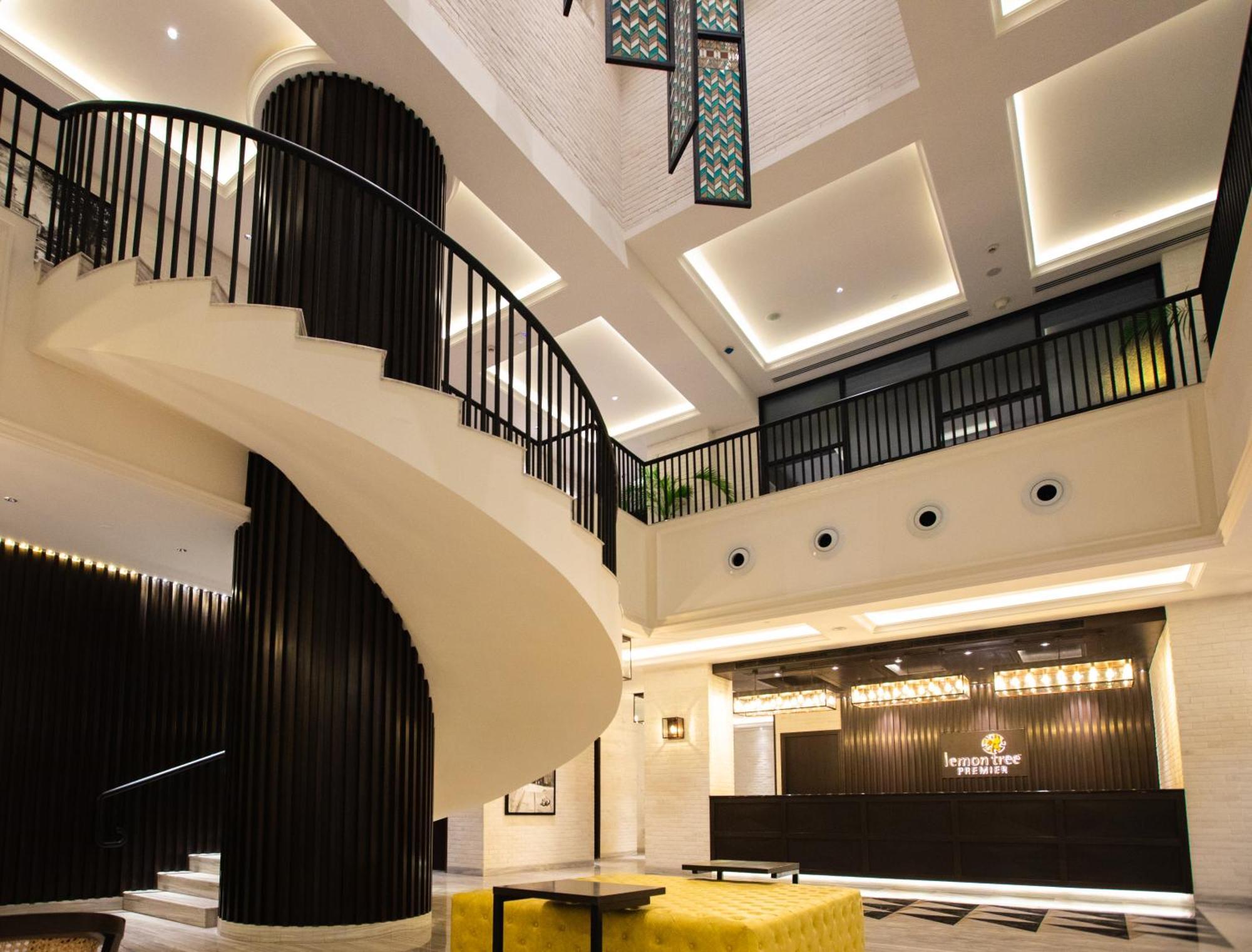 Lemon Tree Premier City Center Пюн Екстериор снимка